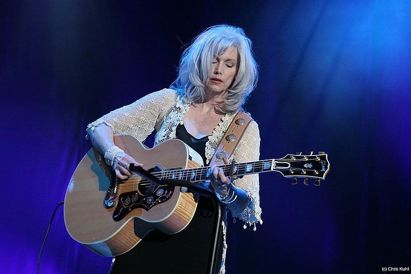 800px Emmylou Harris with guitar